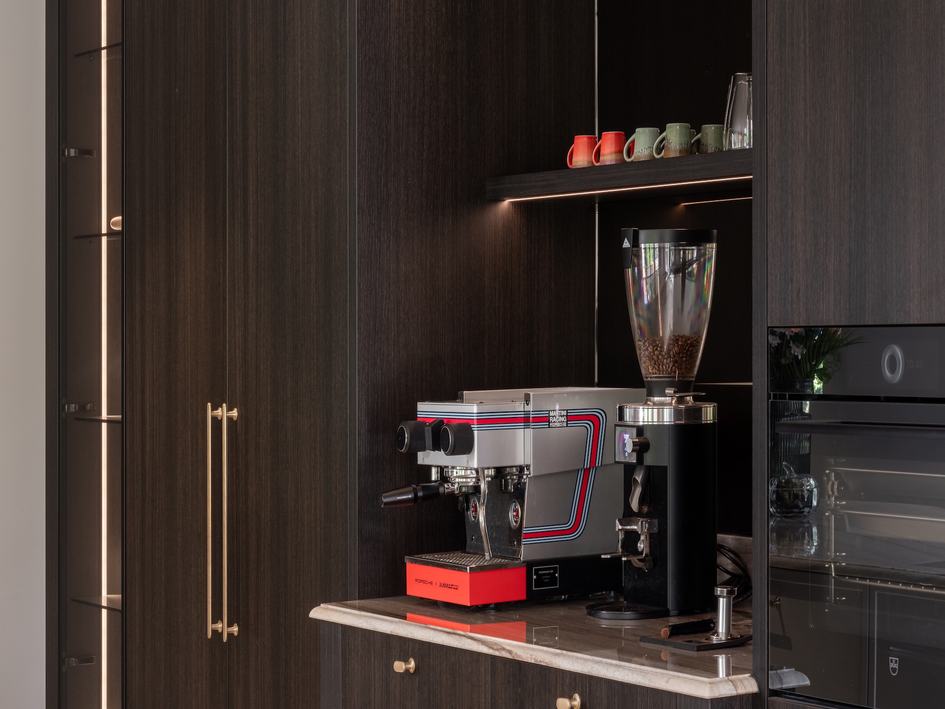 Designkeuken met koffiecorner met keramiek