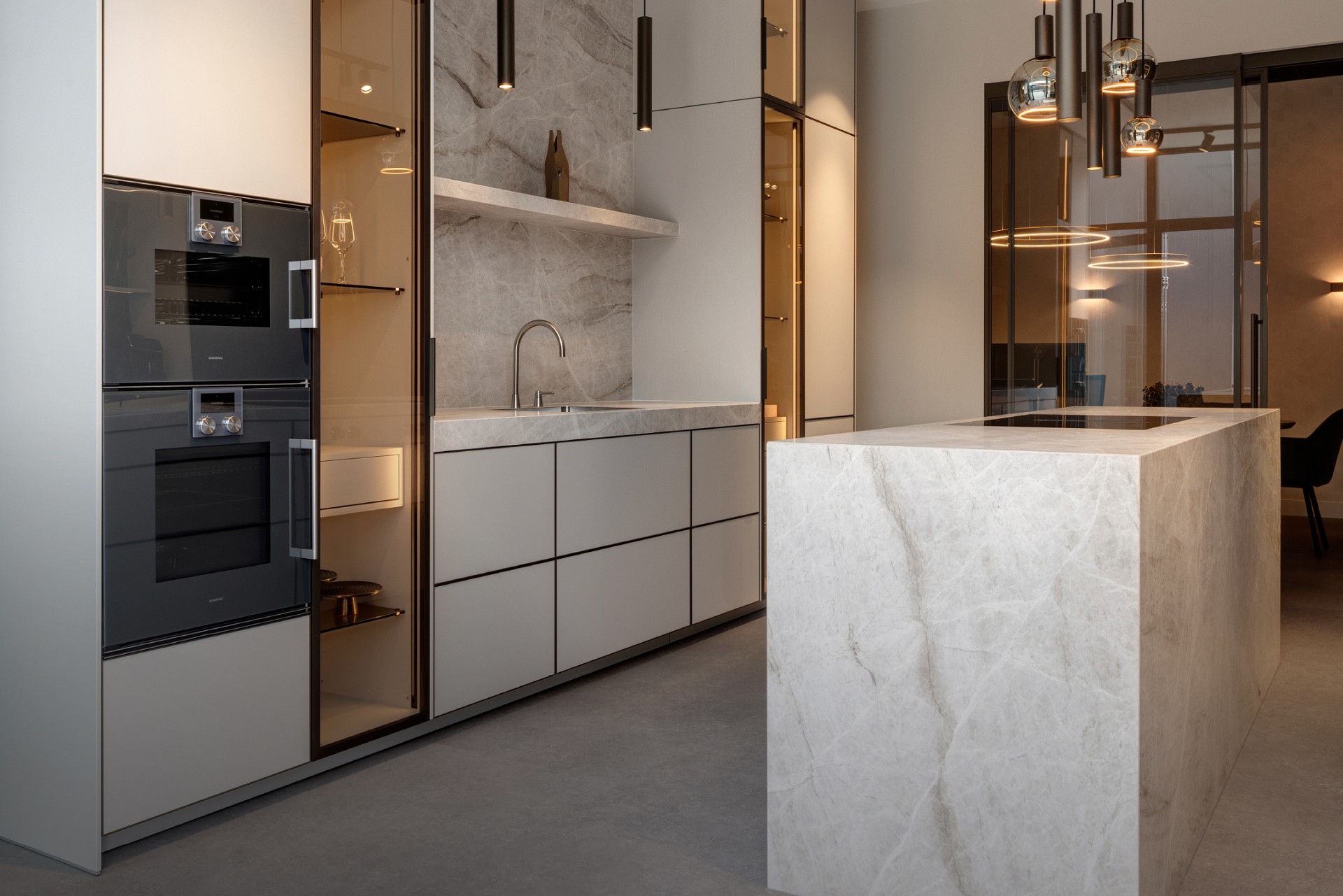 Moderne beige keuken met brons glas &rarr; Ontdek deze keuken 