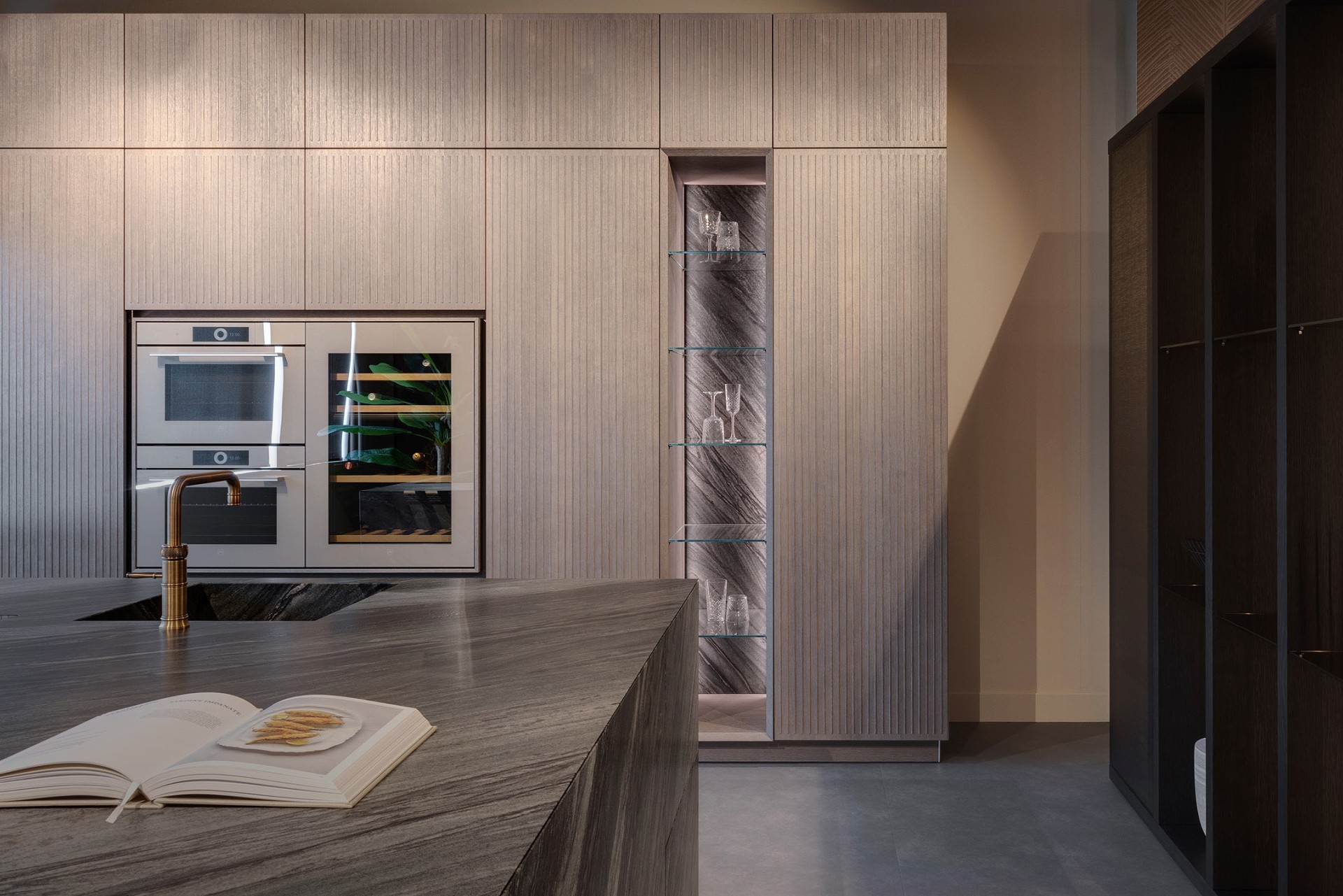 Natuursteen kookeiland met houtlook kastenwand &rarr; Ontdek deze keuken 