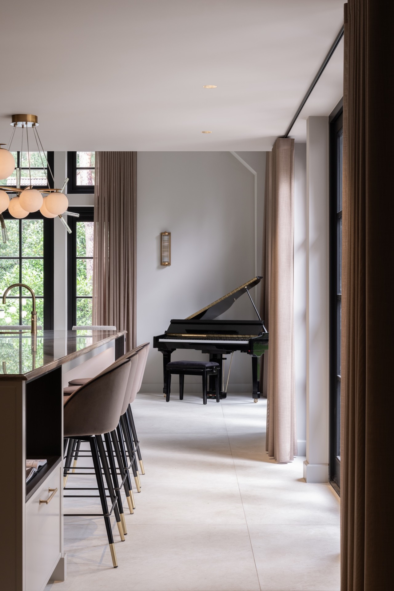 Witte designkeuken op maat door keukenbouwer