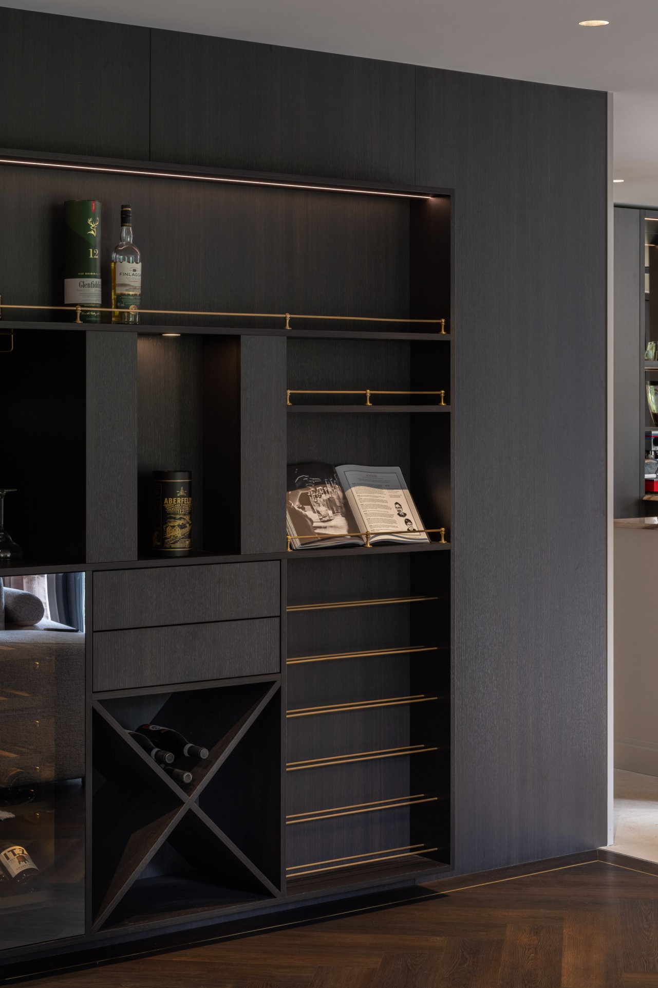 High end designkeuken met wit kookeiland en zwarte kastenwand